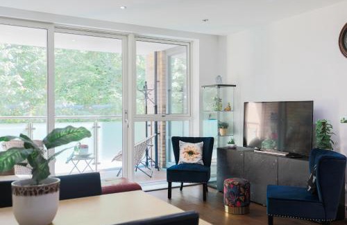 Kew Apartment | Pass the Keys Stylish Designer Balcony Apartment in Kew