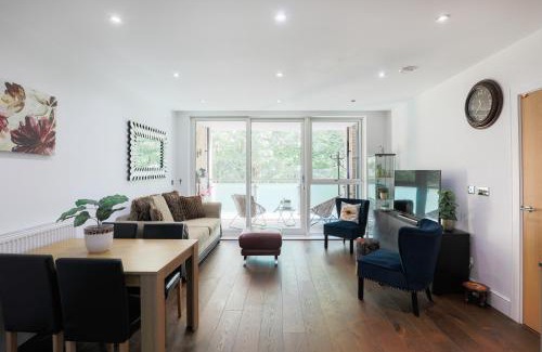 Kew Apartment | Pass the Keys Stylish Designer Balcony Apartment in Kew