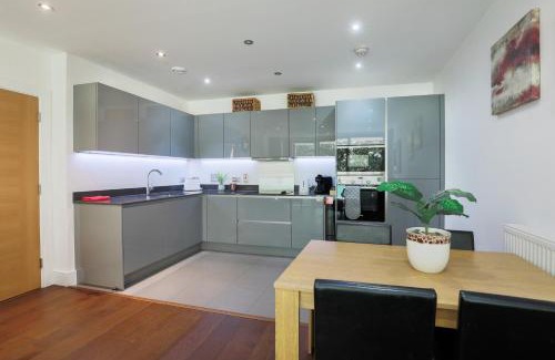 Kew Apartment | Pass the Keys Stylish Designer Balcony Apartment in Kew