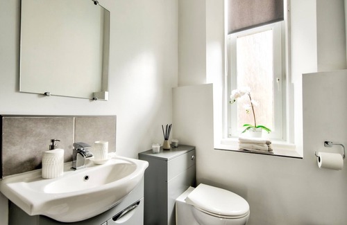 North West Apartment | Pass the Keys | Stylish 2 Bed in Heart of West End