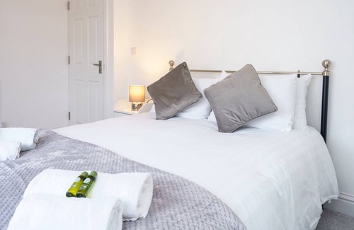 Barnhill House | Pass the Keys | Stylish Home in Wembley Park