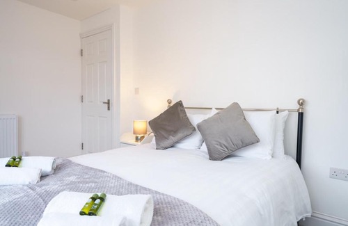 Barnhill House | Pass the Keys Stylish Home in Wembley Park
