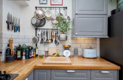Lee House | Pass the Keys Stylishly designed London Townhouse - Garden Oasis