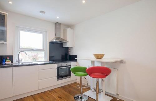 Sunninghill House | Pass the Keys Trendy Flat in Sunninghill's Village Atmosphere