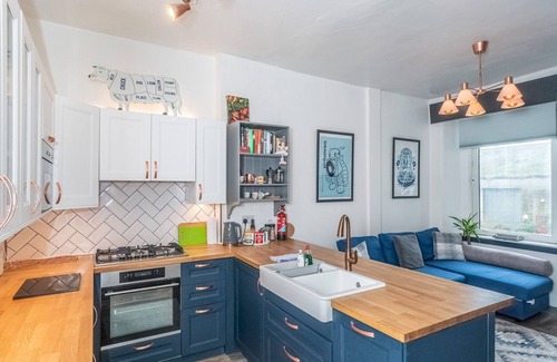 Leith Apartment | Pass the Keys | Trendy Historic flat sleeps 4 to 6 near Leith Shore