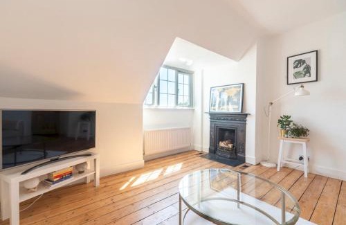 East Molesey Apartment | Pass the Keys Victorian Flat A Stones Throw From Hampton Court