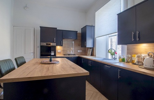 Glasgow Apartment | Pass the Keys | Victoria Road Queens Park View