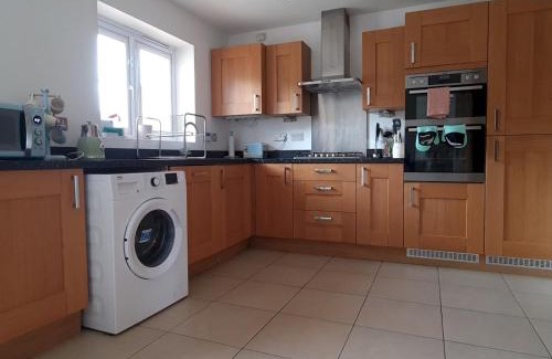 Birmingham House | Pass the Keys Well Located Modern 5 Bedroom House