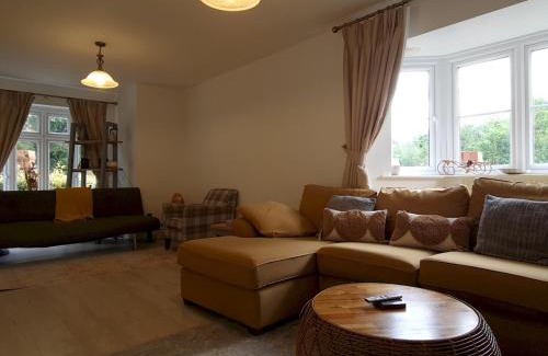Birmingham House | Pass the Keys Well Located Modern 5 Bedroom House