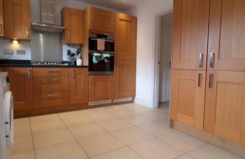 Birmingham House | Pass the Keys Well Located Modern 5 Bedroom House