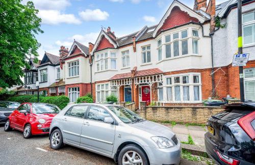 St. Leonard's House | Pass the Keys Wonderful Six Bed Victorian Home in London