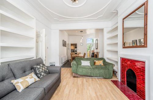 St. Leonard's House | Pass the Keys Wonderful Six Bed Victorian Home in London