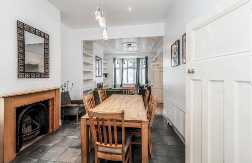 St. Leonard's House | Pass the Keys Wonderful Six Bed Victorian Home in London