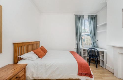 St. Leonard's House | Pass the Keys Wonderful Six Bed Victorian Home in London