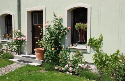 Lockwitz Apartment | Past straw Manufactory Dresden with industrial charm & Baroque splendor