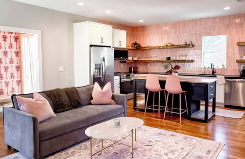 Talbot's Corner Apartment | Pastel Dreams - Dreamy Apt Suite in East Nash