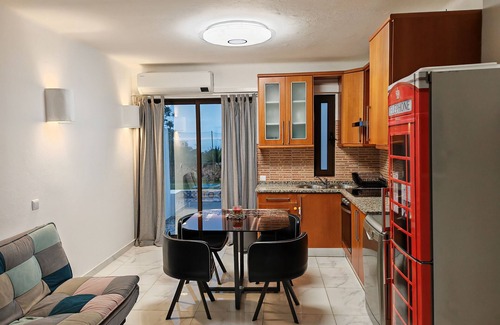 Patio Apartment | Páteo Apartment - Pool, BBQ and Garden View