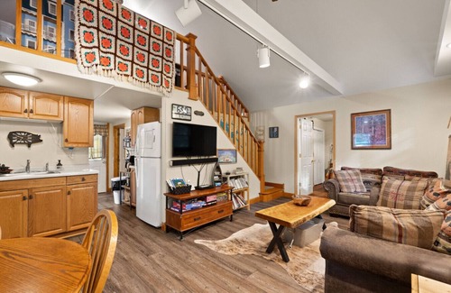 Birdseye Cabin | Patoka Lake, Stones Throw Cabin