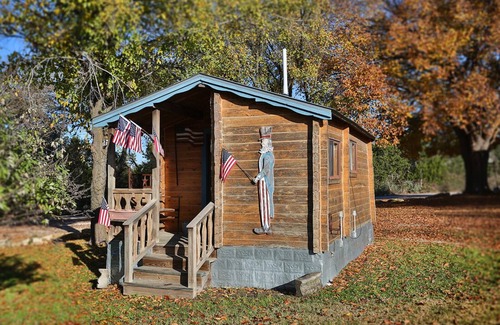 Pipe Creek Cabin | Patriot Cabin at Country Accent Antiques Pipe Creek, TX.