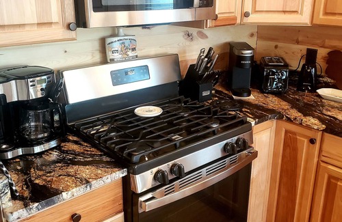 Gatlinburg - Pigeon Forge Cabin | PATRIOT DREAM: GREAT VIEWS,/HOT TUB/FIREPIT/10 % Act./Ret. MIL/LE DISCOUNT