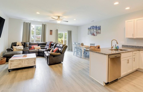 Hampstead House | Patriotic Hampstead Retreat w/ Patio & Grill!