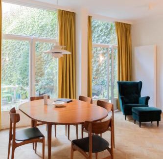Seefhoek Apartment | Pauline Loveling apartment with quiet garden and 2 bathrooms