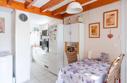 Les Ayguades Villa | Pavillon Studio Mezzanine Climatisé avec Piscine et WIFI, Proche Plage à Gruissan - FR-1-409-240