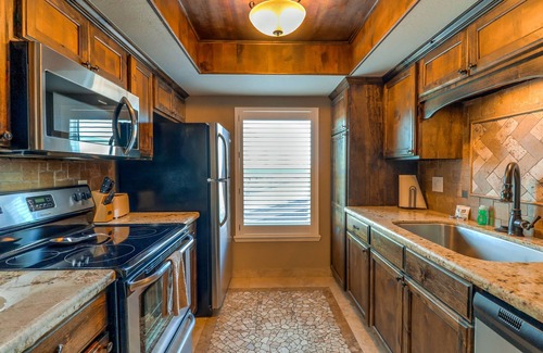 South Padre Island Condo | 🐾 Paws & Relax: Save 10% on 7+ Nights at Pet-Friendly Athena Ares!