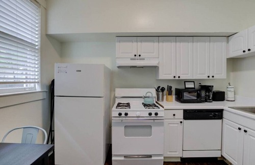 Midtown Apartment | PB 2 · 1900's Historic Getaway - Prime Midtown Location!