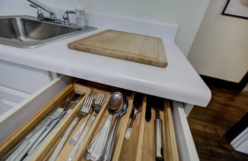 Midtown Apartment | PB 2 · 1900's Historic Getaway - Prime Midtown Location!