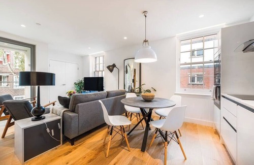 Norland Apartment | PBC | Two Bedroom Apartment with Balcony