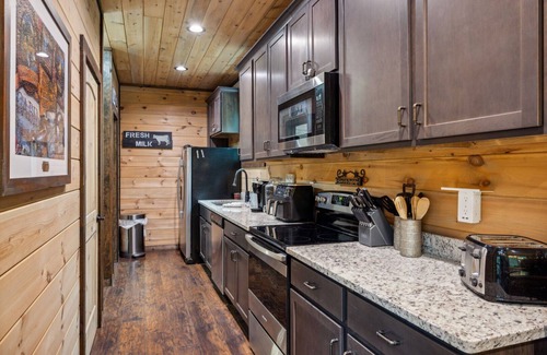 Gatlinburg - Pigeon Forge Cabin | Peace and Serenity Lodge: Cabin w/Hot Tub, Games & Mountain Views in Cobbly Knob