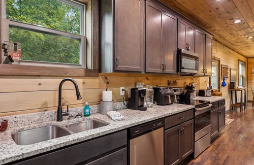 Gatlinburg - Pigeon Forge Cabin | Peace and Serenity Lodge: Cabin w/Hot Tub, Games & Mountain Views in Cobbly Knob