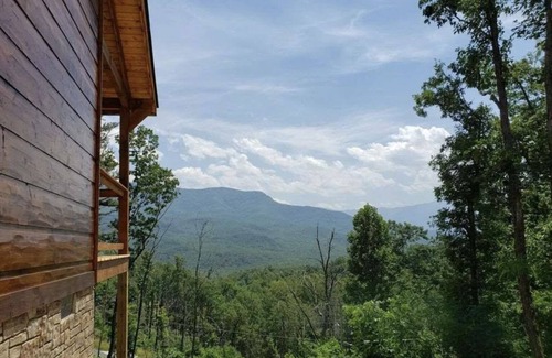 Gatlinburg - Pigeon Forge Cabin | Peace and Serenity Lodge: Cabin w/Hot Tub, Games & Mountain Views in Cobbly Knob