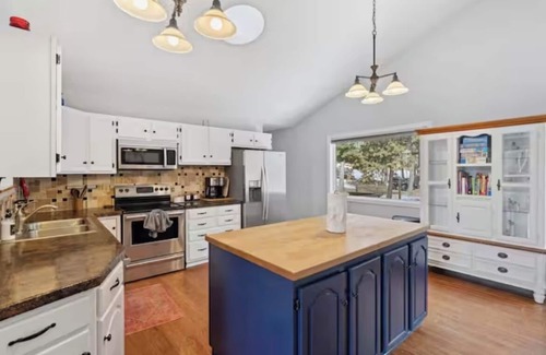 Woodland Park House | Peace In The Pines Charming 2 Bedroom Home Woodland Park WiFi Treadmill Hot Tub