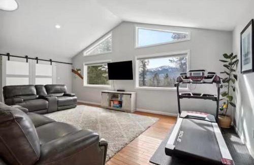 Woodland Park House | Peace in the Pines Hot Tub & Pikes Peak Views