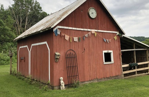 Cashton House | Peace in the Valley Rustic Rental-Larry's Loft
