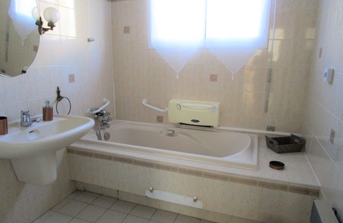 Boujan-sur-Libron Villa | PEACE OF MIND ASSURED. COMFORT, COCOONING ATMOSPHERE, JACUZZI, LARGE GARDEN......