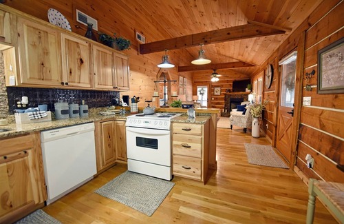 Mineral Bluff Cabin | Peace of Paradise- Luxury 2 King Bedroom | 2 Bath | Hot Tub | Wifi