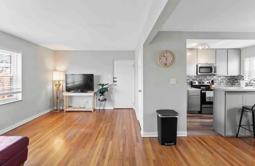 St. Louis Hills Apartment | Peace & Quiet In STL *Free Parking*