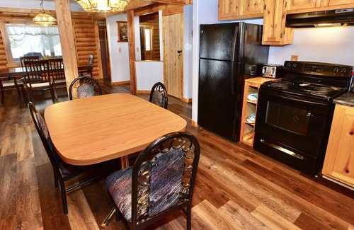 Cascade House | Peace Tree Place - Beautiful Log Home - Serene - Ample parking - WiFi - Fire pit