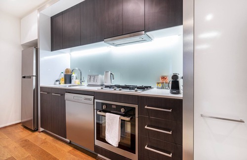 Albert Park Apartment | Peaceful 1BR apt on St Kilda Rd w Free Parking
