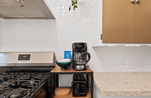 Glenwood Apartment | Peaceful 1st Floor Apt. with Soaking Bathtubnn