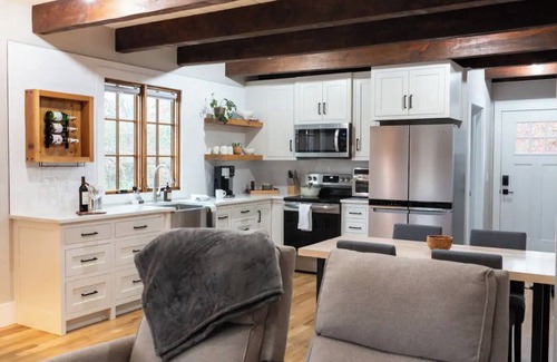 Travelers Rest Cabin | Peaceful 2-bedroom cabin with WiFi, AC in awesome Travelers Rest
