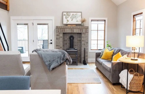 Travelers Rest Cabin | Peaceful 2-bedroom cabin with WiFi, AC in awesome Travelers Rest