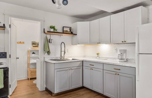 Central - Terry Apartment | Peaceful 2-bedroom apartment across from Pioneer park w/WiFi in Billings