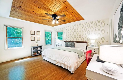 Saluda Cabin | Peaceful 2 bedroom cabin with indoor fireplace!