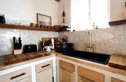 Landers House | Peaceful 2 Bedroom High Desert Getaway on 5 acres!