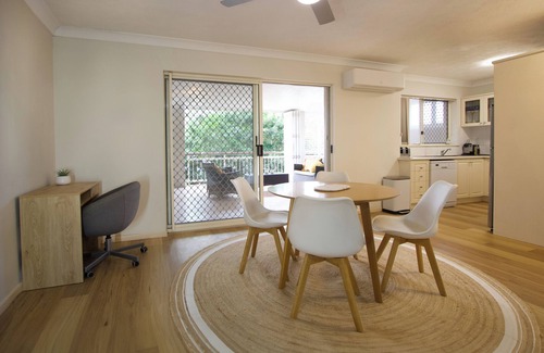 Hawthorne Apartment | Peaceful 2B2B with Parking | Walk to Cafes + Ferry