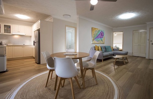 Hawthorne Apartment | Peaceful 2B2B with Parking | Walk to Cafes + Ferry